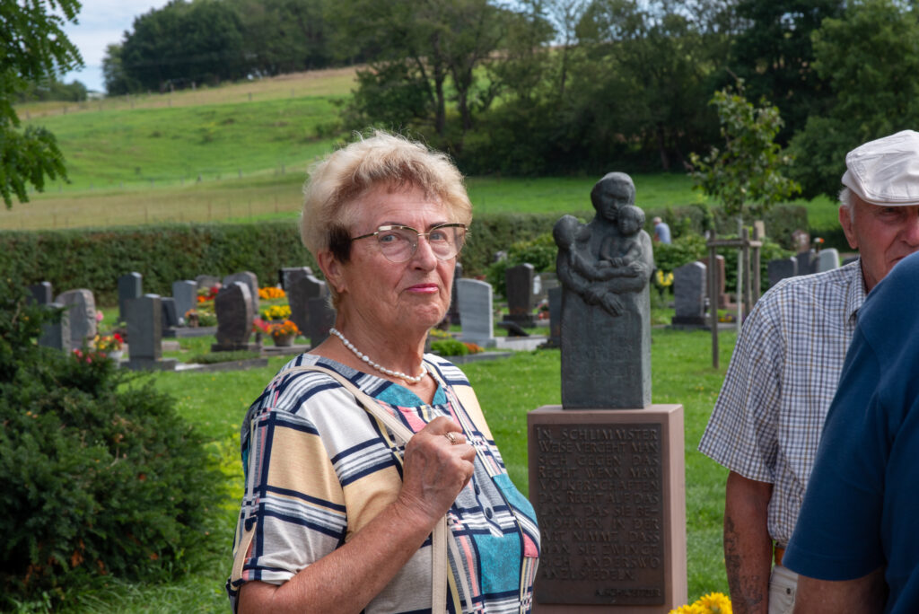 Erika Hesse - vor dem Denkmal der Vertriebenen auf dem Friedhof in Niedersachswerefn